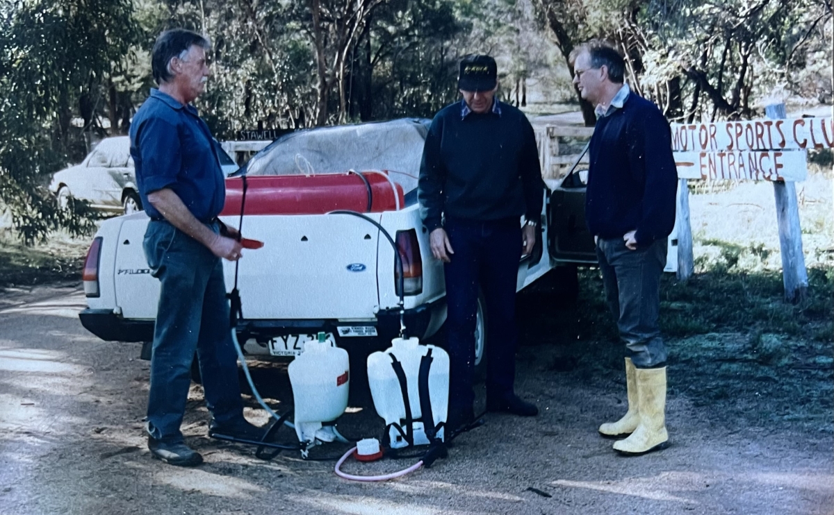 Landholders spraying at Bunjil Caves Reserve 2000
